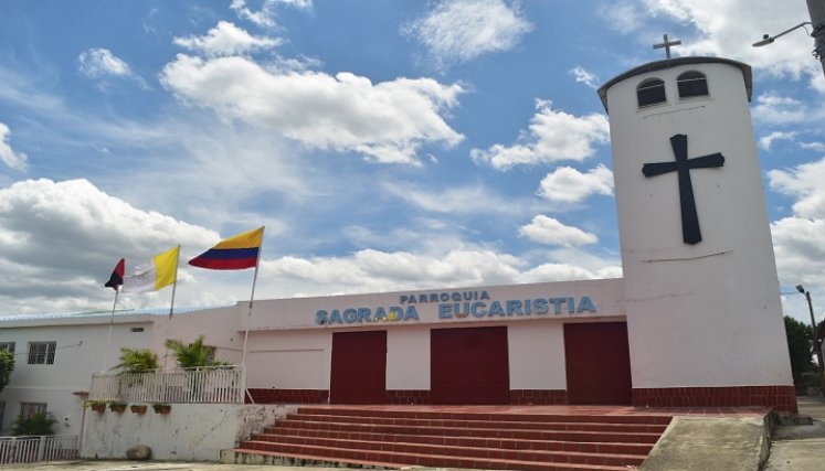 La calle que existe frente a la iglesia es una de las que se espera que arreglen. / Foto Pablo Castillo / La Opinión.