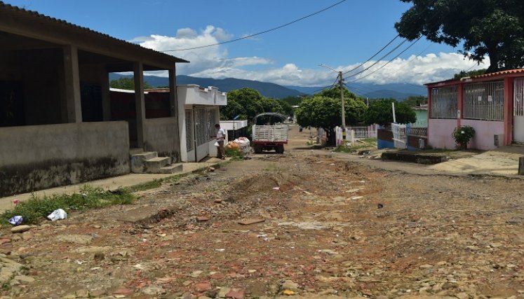 La alcaldía lidera un proceso con la Junta de Acción Comunal para arreglar las calles en peor estado del barrio. / Foto Pablo Castillo / La Opinión.