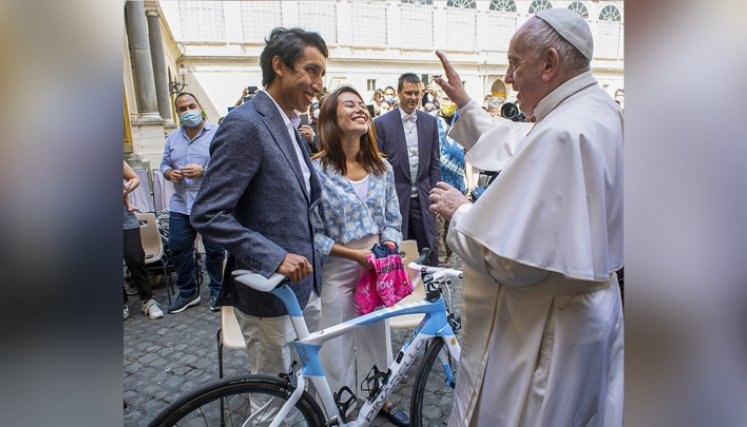 El campeón del Giro de Italia, el colombiano Egan Bernal, obsequió este miércoles una emblemática bicicleta al papa Francisco./FOTO:AFP