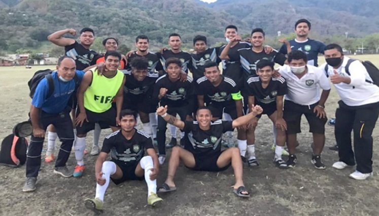 Con el excelente desempeño que ha mantenido en en su corta carrera, existe la posibilidad de cumplir su sueño de jugar en el fútbol colombiano. Sueña con llegar al América de Cali o al Barcelona.
