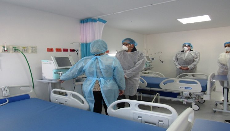 El director del IDS, Carlos Martínez y el gerente de la ESE, Hernando Mora recorrieron los puestos de vacunación y áreas hospitalarias. / Cortesía/ La Opinión 