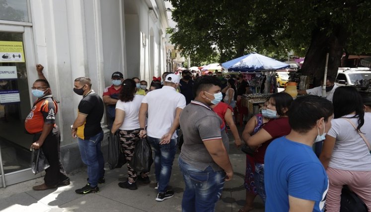 En el centro de la ciudad, las aglomeraciones se generan todos los días. Muchas personas han olvidado que la COVID permanece activa. /Foto: Luis Alfredo Estévez/ La Opinión 