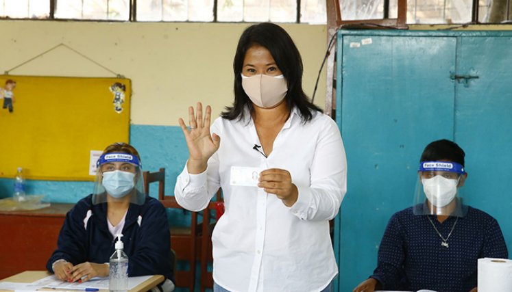 La candidata presidencial Keiko Fujimori, a la izquierda, denunció un "fraude sistemático" en las elecciones presidenciales de Perú