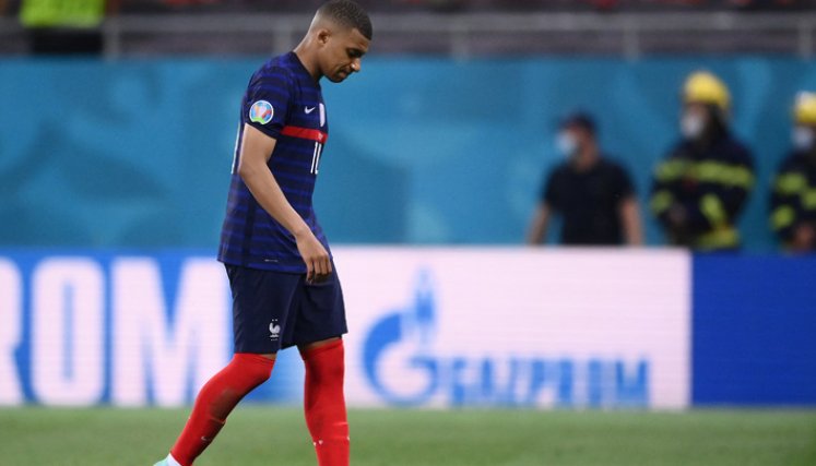 El delantero francés Kylian Mbappé abandona el campo después de su derrota en el partido de fútbol de octavos de final de la Eurocopa entre Francia y Suiza en el National Arena de Bucarest. / Foto: AFP 