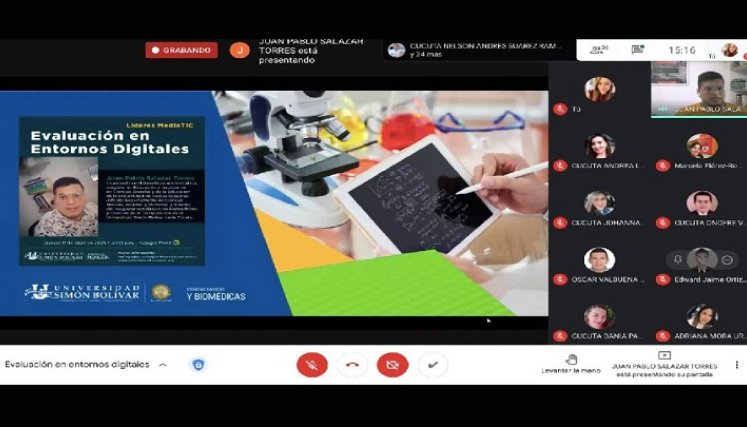 Los profesores que participaron y finalizaron satisfactoriamente el proceso de los cursos del programa Líderes MediaTIC fueron certificados./Foto: MediaTIC