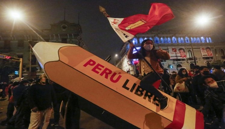 Un partidario del candidato presidencial de izquierda Pedro Castillo de Perú Libre monta un lápiz, el símbolo de su campaña, durante un mitin en el centro de Lima el 12 de junio de 2021./Foto: AFP