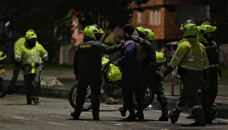 Fuertes enfrentamientos entre un grupo de manifestantes y el Esmad de la Policía