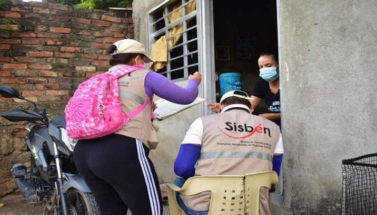 Es importante recordar que, para realizar la encuesta, un funcionario o contratista de la Oficina del Sisbén llamará a la persona dos o tres días antes de la visita y llegará el día agendado con la debida. Portará chaleco y gorra de color caqui con el logo de la Alcaldía y la Oficina del Sisbén. / Foto: Archivo