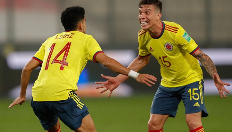 Luis Díaz y Matheus Uribe celebran uno de los tantos de Colombia. 