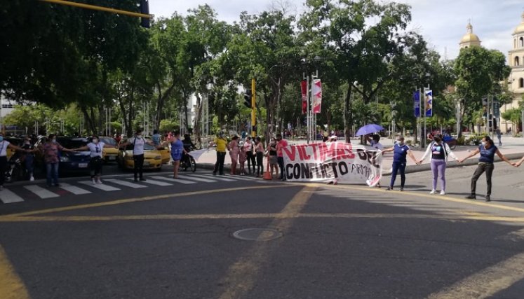 Las víctimas cerraron por unos minutos la calle 11 del centro de Cúcuta./Foto: Cortesía
