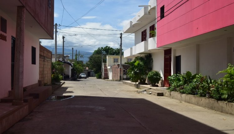 Es común encontrarse con hogares en obra negra al lado de casas con gran extensión y acabados decorativos. / Pablo Castillo / La Opinión