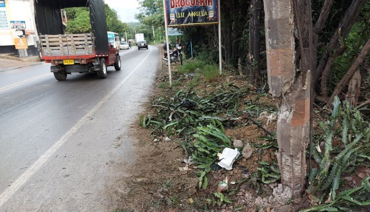 La caja bomba estalló junto a un poste, a una orilla de la carretera.
