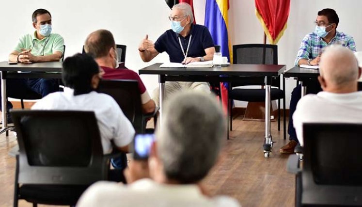 El alcalde, Jairo Yáñez, se reunió con los vecinos de San Luis para socializar las soluciones./Foto Cortesía