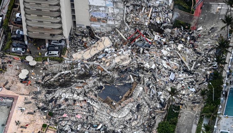 Los grupos de rescate no pierden las esperanzas de encontrar sobrevivientes entre los escombros y ruinas./ Foto: AFP