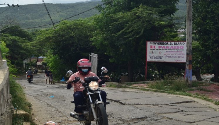 La entrada al barrio es un lugar de accidentes constantes debido a las numerosas grietas en la vía. / Fotos Pablo Castillo / La Opinión
