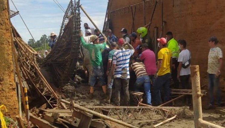 Emergencia tras colapso de un muro en el mercado campesino de la Mesa de los Santos./Foto: tomada de Vanguardia