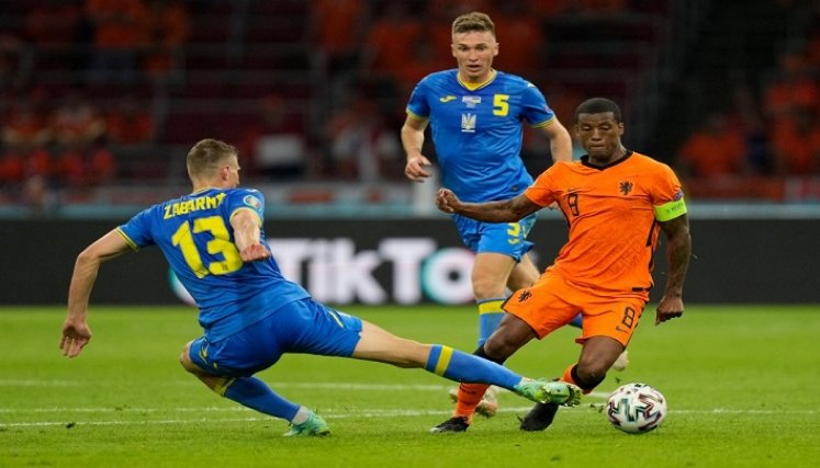 El centrocampista holandés Georginio Wijnaldum (R) regatea al defensor ucraniano Illia Zabarnyi durante el partido de fútbol del Grupo C de la UEFA EURO./Foto: AFP