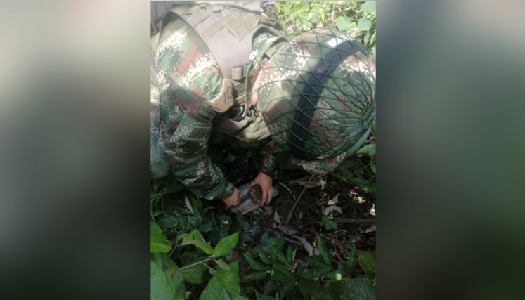 Las trampas fueron detectadas gracias a un canino antiexplosivos ‘Killer’. / Foto: Cortesía