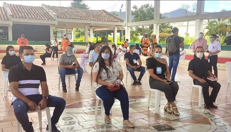 En medio de estrictos protocolos de bioseguridad se cumple con la vacunación en el municipio de Ábrego. / Foto: Cortesía