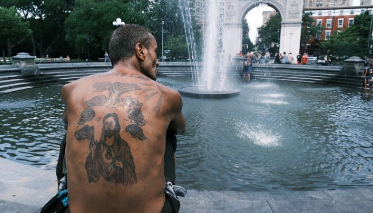 Hombre con calor en Nueva York.