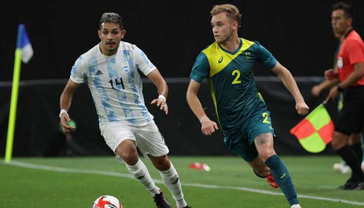Facundo Medina (izquierda), defensor de la selección de Argentina.