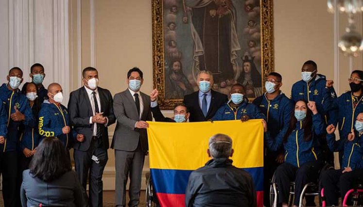 El presidente Iván Duque hizo entrega de la bandera a los para atletas que competirán en Tokio.