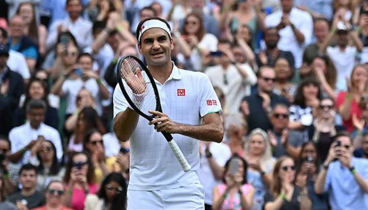 Roger Federer tenista suizo, sigue con paso firme en Wimbledon