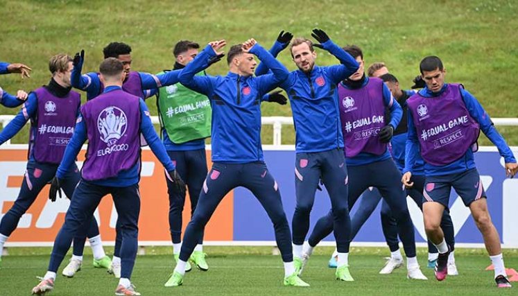 La selección de Inglaterra en los últimos preparativos hacia el partido contra  Dinamarca.