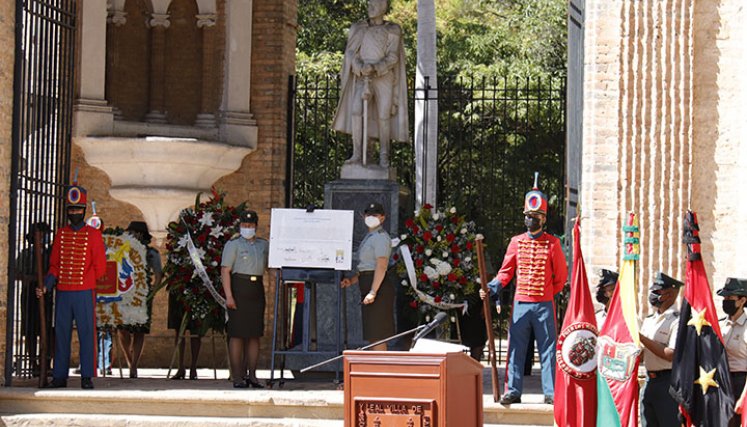 Ofrenda floral ante la estatua del Libertador Simón Bolívar./ Foto Alfredo Estévez