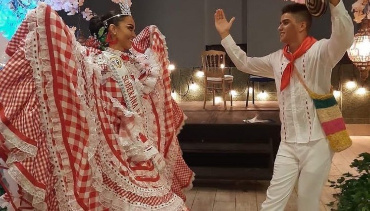 El bailarín Gustavo Peñaranda acompañó a la reina de Ábrego, Lesly Tatiana Páez Tarazona, quien conquistó finalmente al jurado.