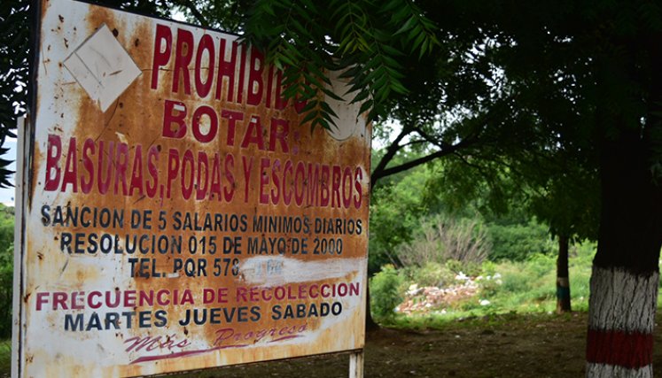 Habitantes de este sector hacen caso omiso a los avisos que prohiben botar basura.