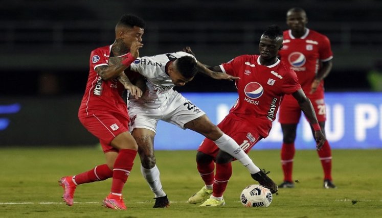 Paranaense derrota 1-0 al América 1-0 en Colombia y asoma en cuartos de Sudamericana./Foto: AFP