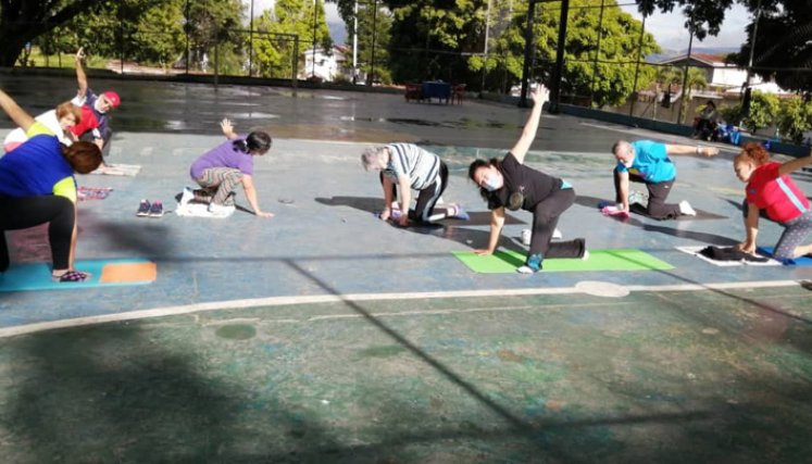 Quienes integran el Club del Adulto Operativo ‘Abuela Isabel’ participan en bailoterapias, sesiones de defensa personal, ejercicios de coordinación, yoga, zumba, karate, crossfit, senderismo y natación en tres sesiones por semana. / Foto. Eilyn Cardozo