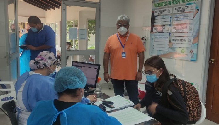 El director del IDS, Carlos Martínez, ha monitoreado todo el proceso de vacunación en el departamento. 