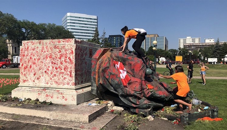 Manifestantes derriban estatuas de la reina Victoria e Isabel II en Canadá./Foto: Tomada de internet
