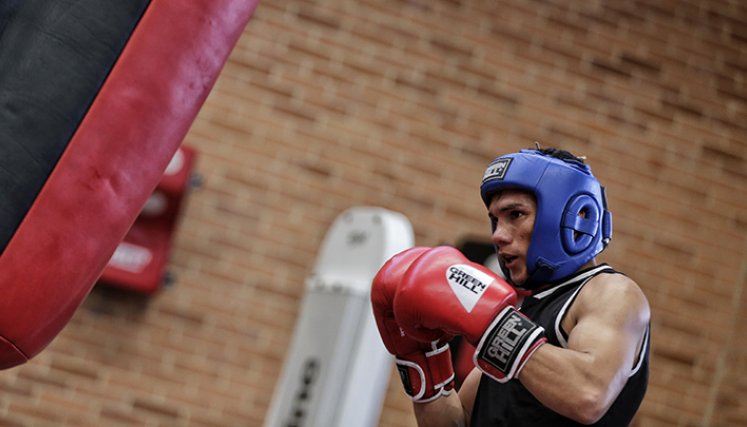  Ceiber Ávila, boxeador colombiano.