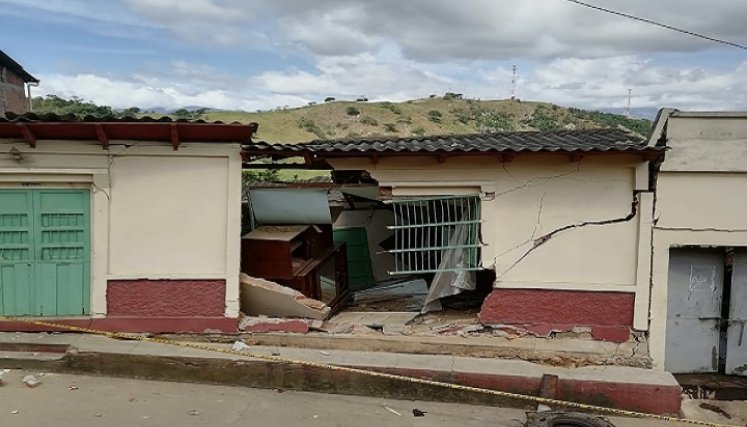 9 casas están a punto de desplomarse. / Cortesía/ La Opinión