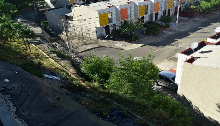 Como las casas están al borde de un cerro, en caso de que se presenten lluvias, estas se pueden venir abajo en cualquier momento. /Pablo Castillo/ La Opinión 
