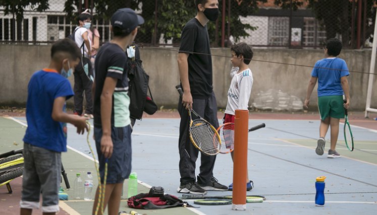 Grandes y chichos disfrutan del tenis