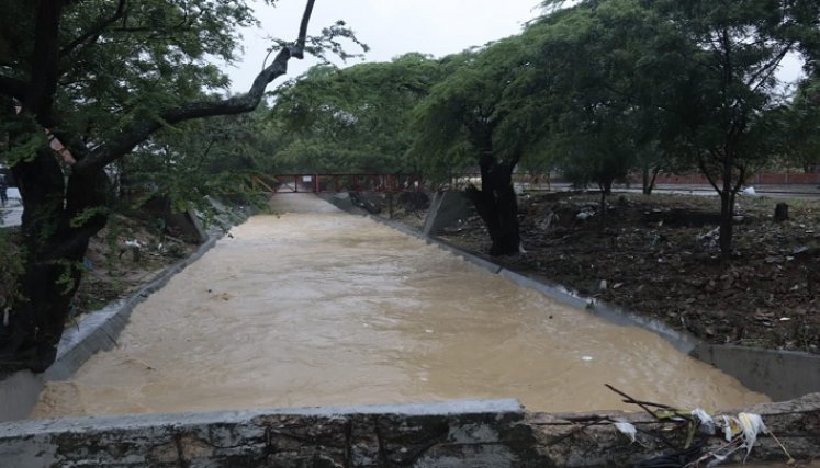 Cada vez que llueve fuertemente, el canal Bogotá amenaza con desbordarse. / Archivo/ La Opinión 