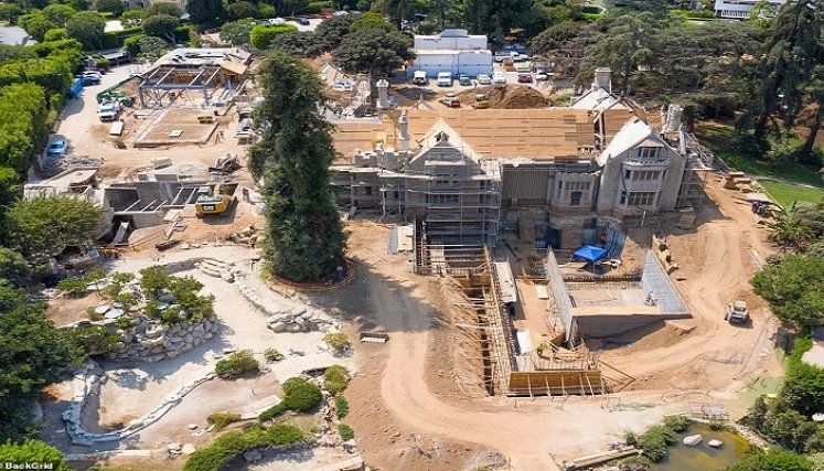 La piscina donde se celebraron tantos eventos está vacía y en obra