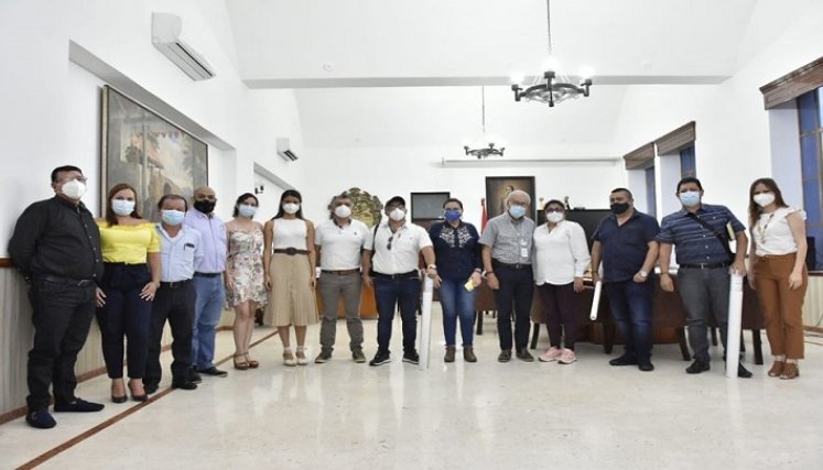 El alcalde de Cúcuta, Jairo Yáñez, la secretaria de Educación, Jessica Ramírez y representantes de Asinort, sostuvieron mesa de diálogo en el Palacio Municipal para socializar los avances, logros y desafíos del retorno a clases en la ciudad./ Cortesía/ La Opinión 