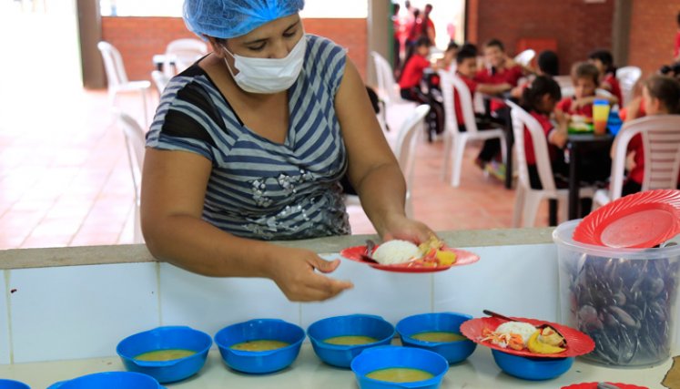 Una comisión de la Contraloría verificó algunas denuncias sobre el PAE en La Guajira y buscó acuerdos para asegurar el funcionamiento de la cocina que tiene la Institución Educativa Familia de Nazareth, en donde se determinó que los niños no pueden recibir aún comida caliente, pues la dotación de la cocina está incompleta. / Foto: Archivo