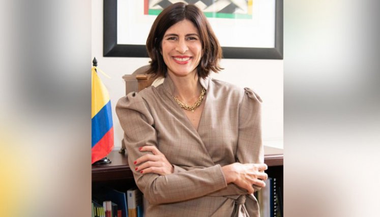Alejandra Botero es economista y politóloga de Swarthmore College, alcanzó una Maestría en Administración de Empresas (MBA) de la Universidad de Columbia en Nueva York. 