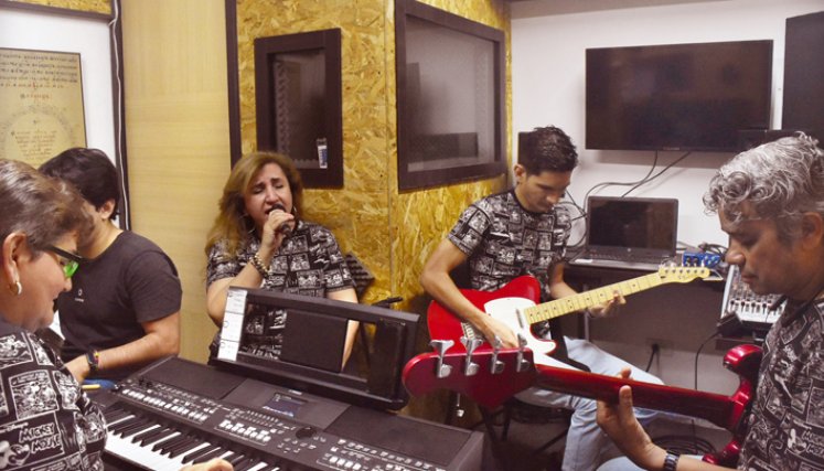 Walter Córdoba es el profesor y coordinador de la banda y también toca la guitarra. La voz  es de María del Rosario Hurtado, hermana de Claudia. / Foto Pablo Castillo-La Opinión.