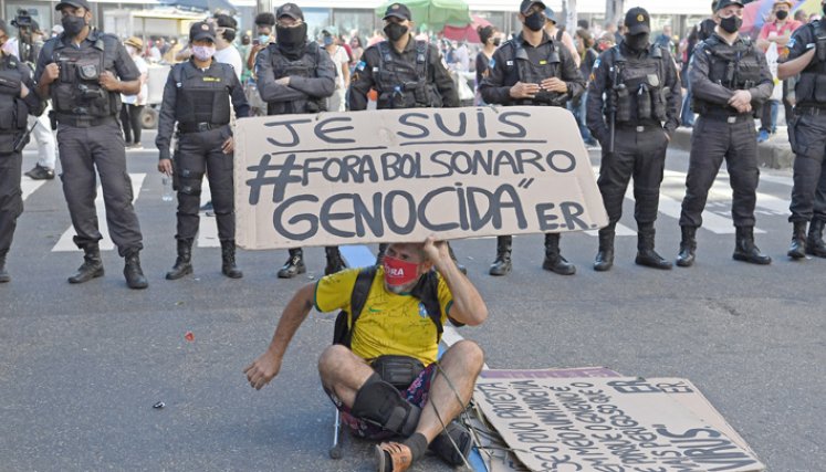 La popularidad de Bolsonaro está en su nivel más bajo, 24%, y los sondeos indican que en las presidenciales de octubre del año que viene sería derrotado por su mayor rival, el expresidente izquierdista Luiz Inácio Lula da Silva. / Foto: AFP