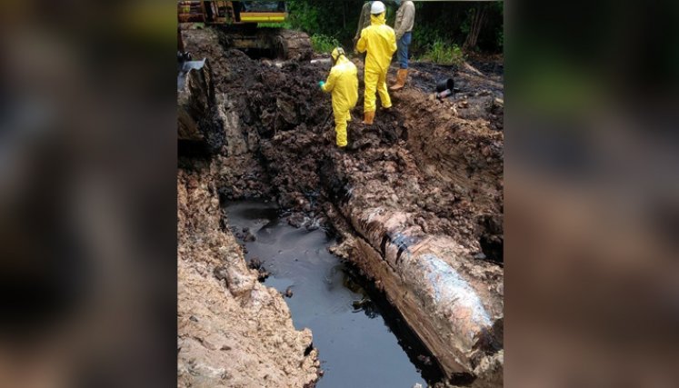 El Ejército se encuentra en la zona garantizando la seguridad del personal técnico encargado de la reparación de la tubería. / Foto: Cortesía