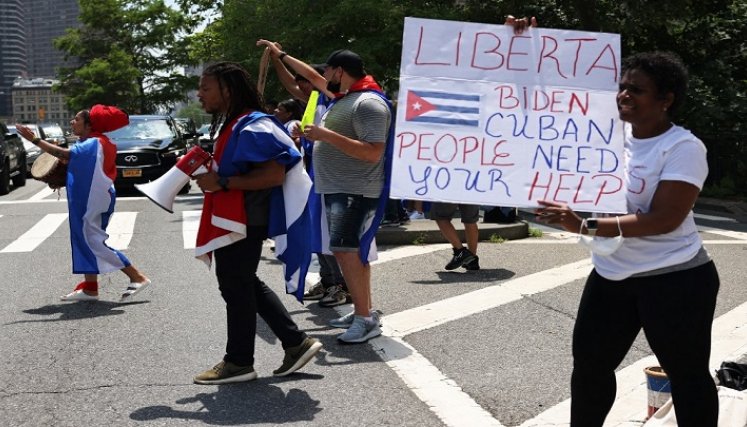 Cuba niega "estallido social" en protestas que dejan un muerto y más de 100 detenidos./Foto: AFP