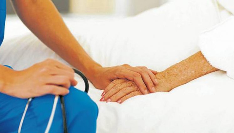 Los cuidados paliativos deben proporcionarse a todas las personas que lo precisen en cualquier ámbito de atención primaria en salud o complementaria, donde se preste el servicio de cuidado paliativo a personas con enfermedades terminales, crónicas, degenerativas e irreversibles. / Foto: Colprensa