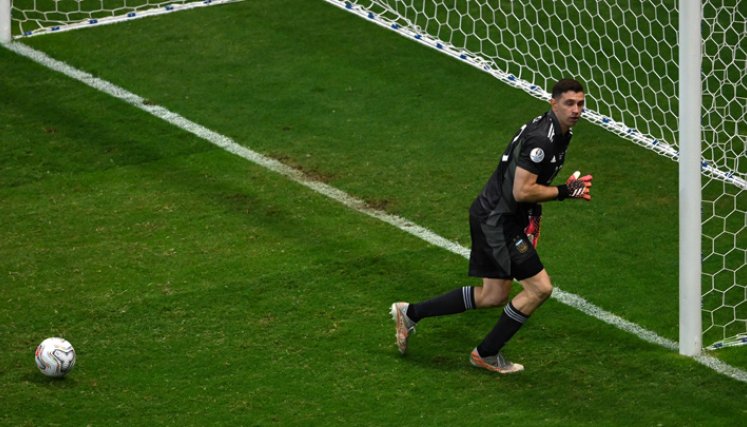El arquero de la Selección Argentina Emiliano Martínez terminó generando indignación por las provocaciones hacia los jugadores colombianos. / Foto: AFP
